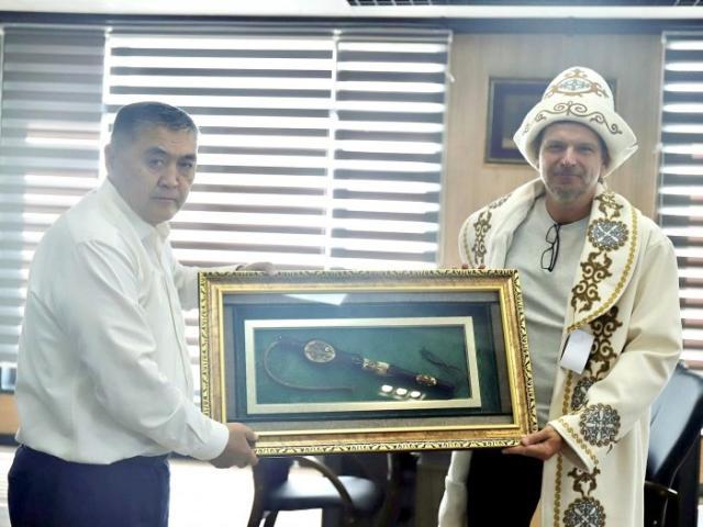 1719343719383019687.jpg 1-吉尔吉斯足协主席感谢塔科维奇(右)率队历史性晋级18强赛.jpg