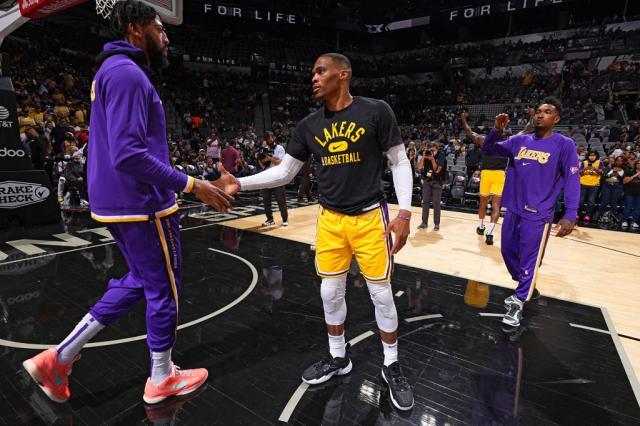 开云官方平台-【现场】韦少在马刺享受主场待遇 复苏就此开始？