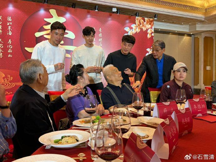 开云官方平台-石雪清：从七十年代徐根宝就为年老庆生，此恩情成中国足坛佳话